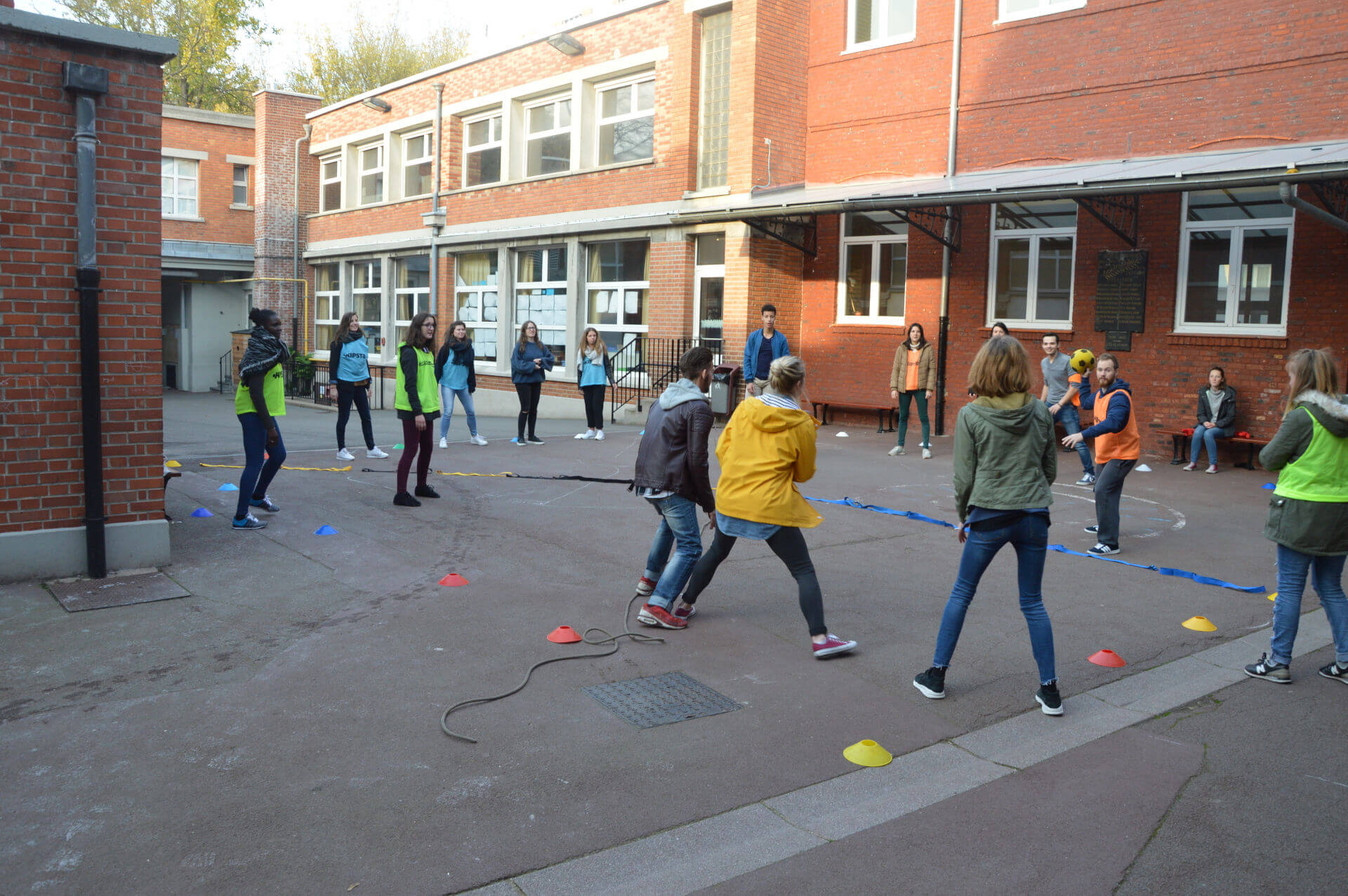 Des stagiaires font un jeu sportif.