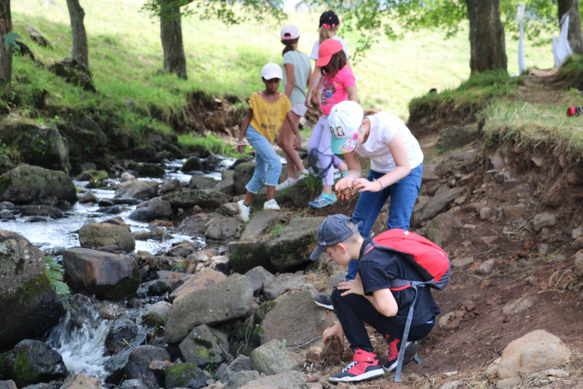 Des enfants jouent dans la nature.