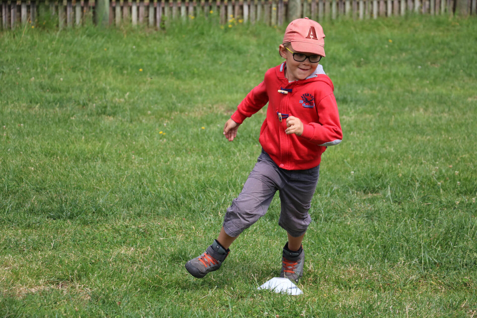 Un enfant joue dans l'herbe.