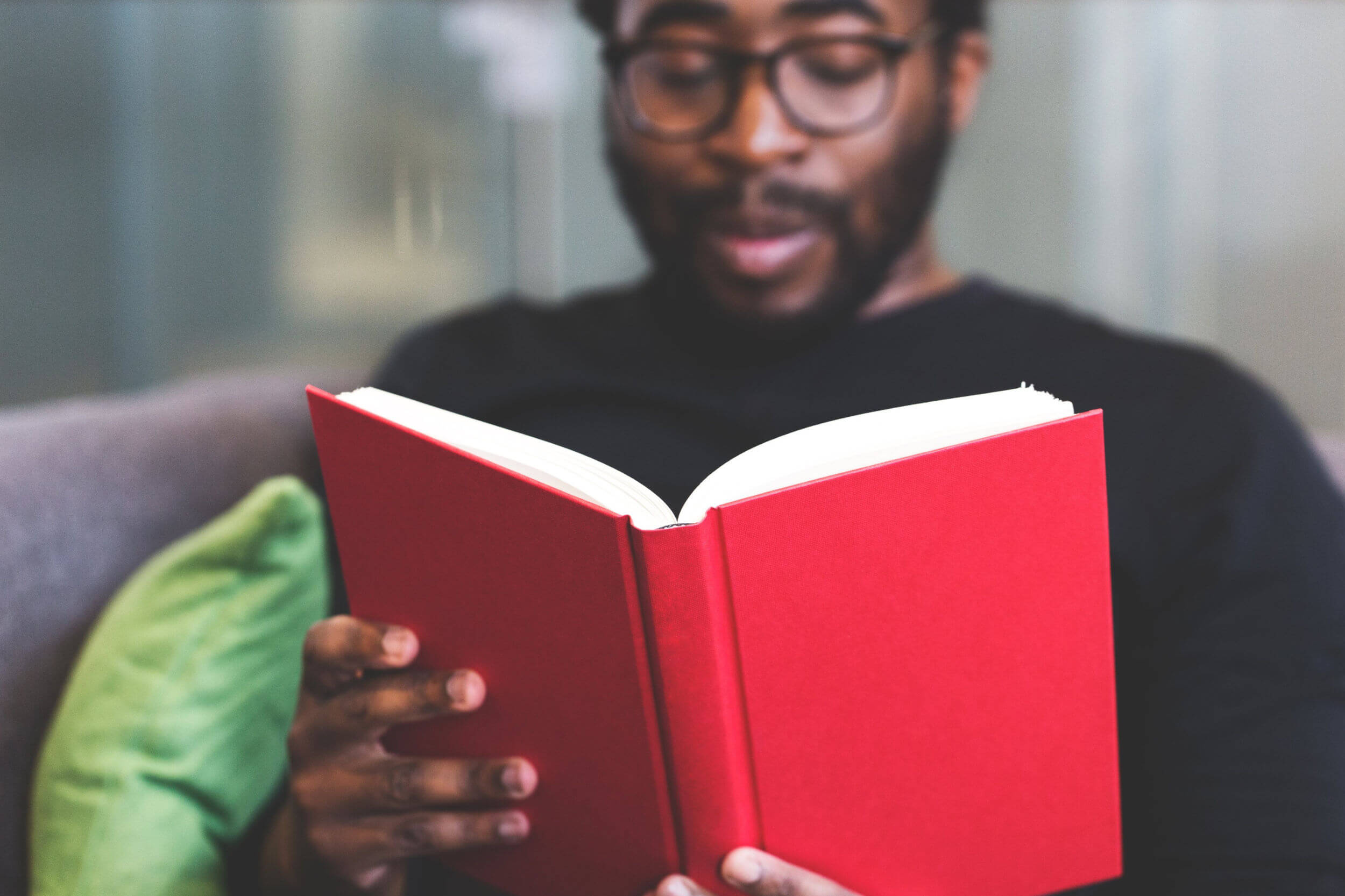 Un étudiant est en train de lire.