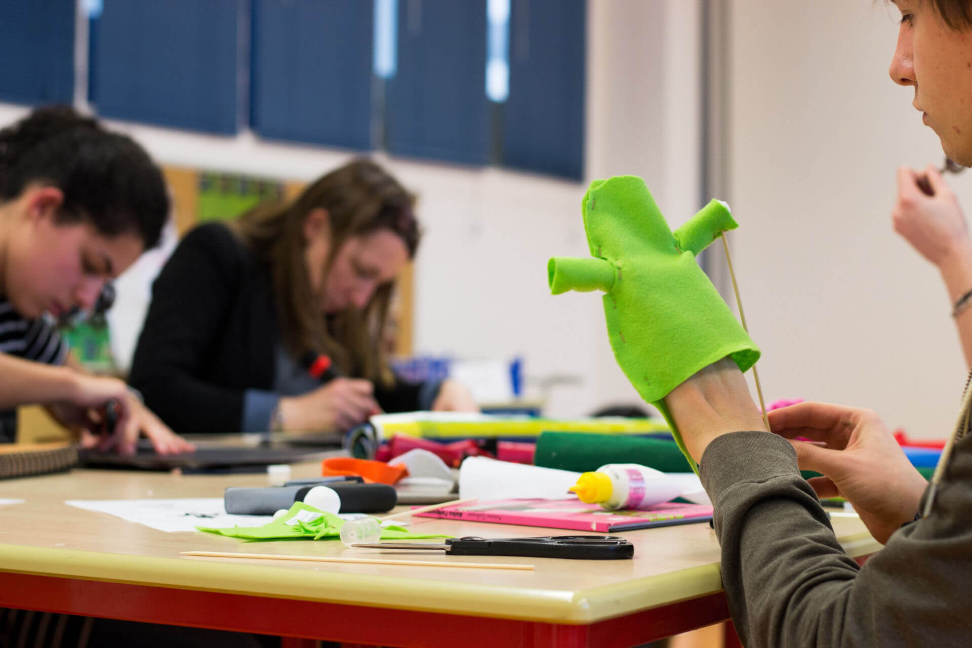 Des stagiaires construisent des marionnettes.