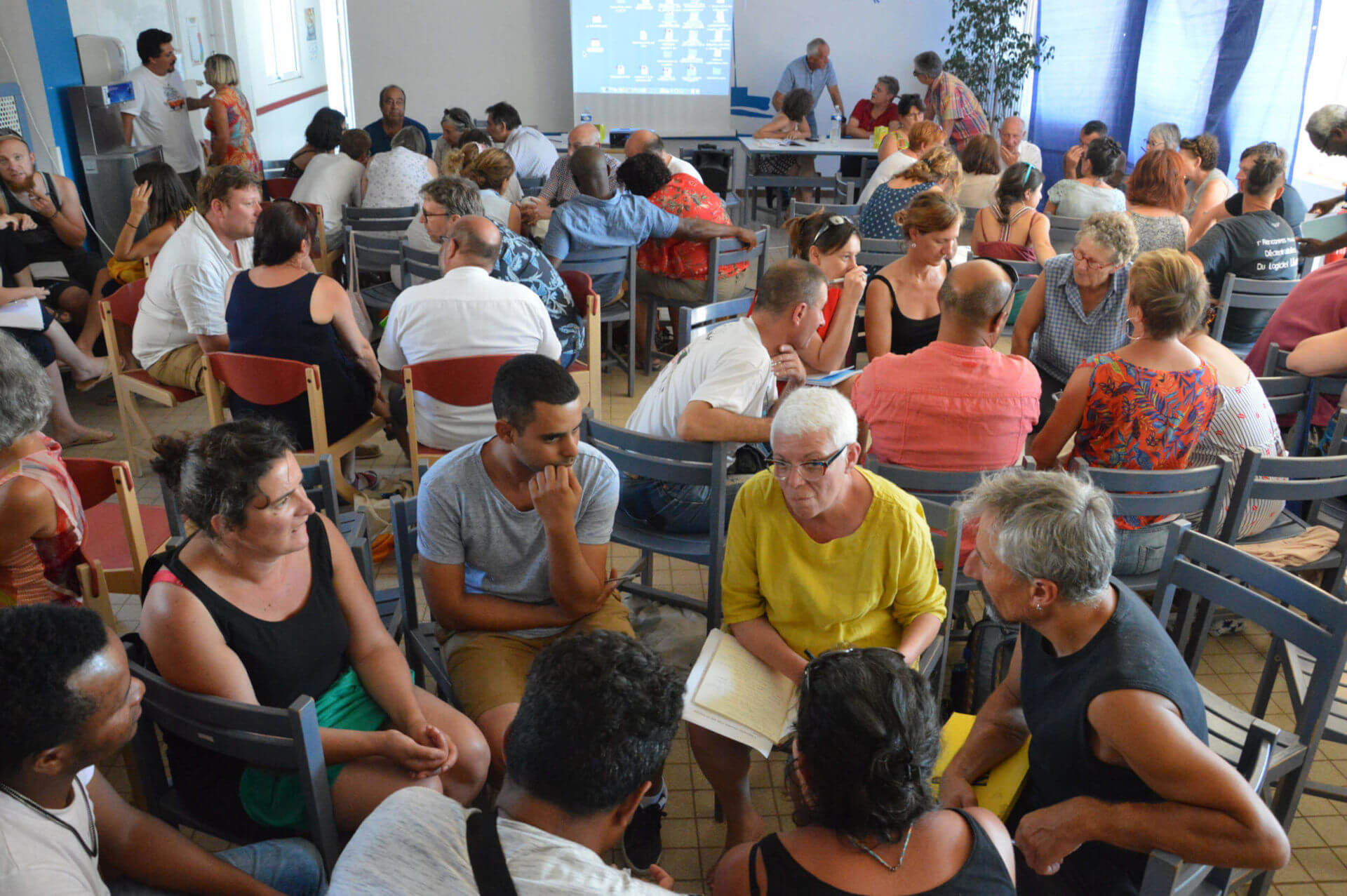 Une salle remplie de personnes qui travaillent et réfléchissent ensemble.