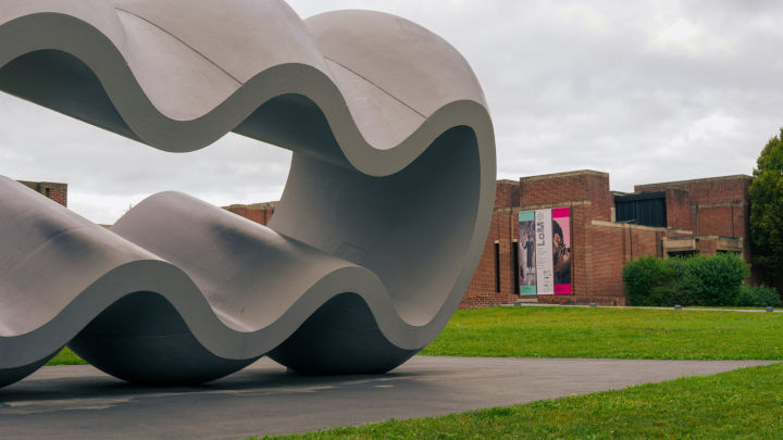 Sculpture de Richard Deacon devant l'entrée du musée du LaM.