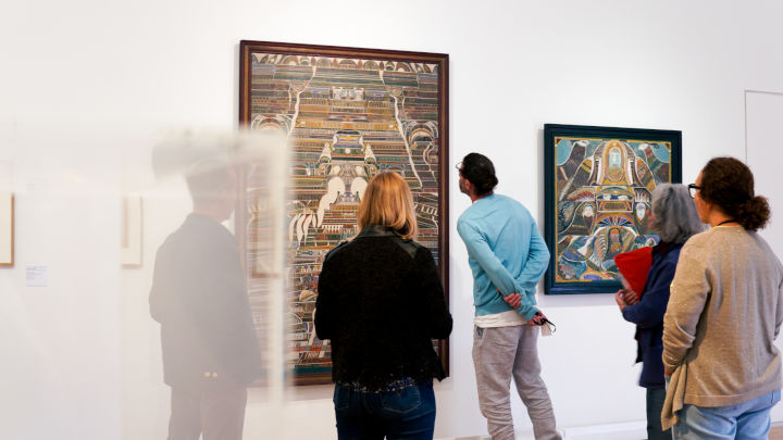 Un groupe de stagiaire devant un tableau d'Augustin Lesage