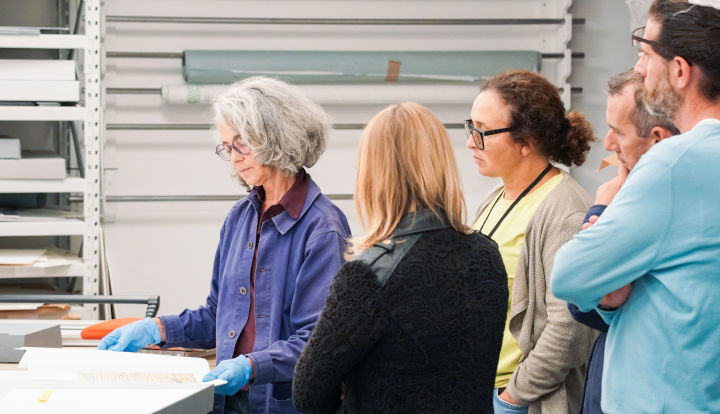 Savine Faupin et un groupe de stagiaire dans l'atelier de restauration.